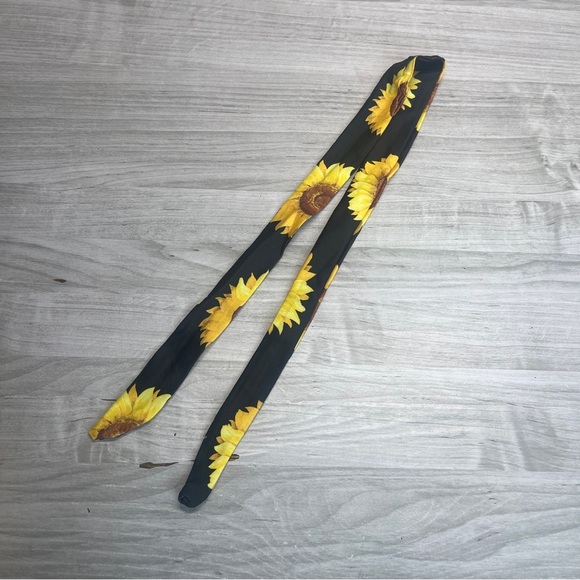 Baby Girl “Little Miss Sassy” Yellow Sunflower Outfit Set size 6-12 Months - Picture 8 of 11